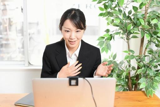 オンライン会議を行う女性